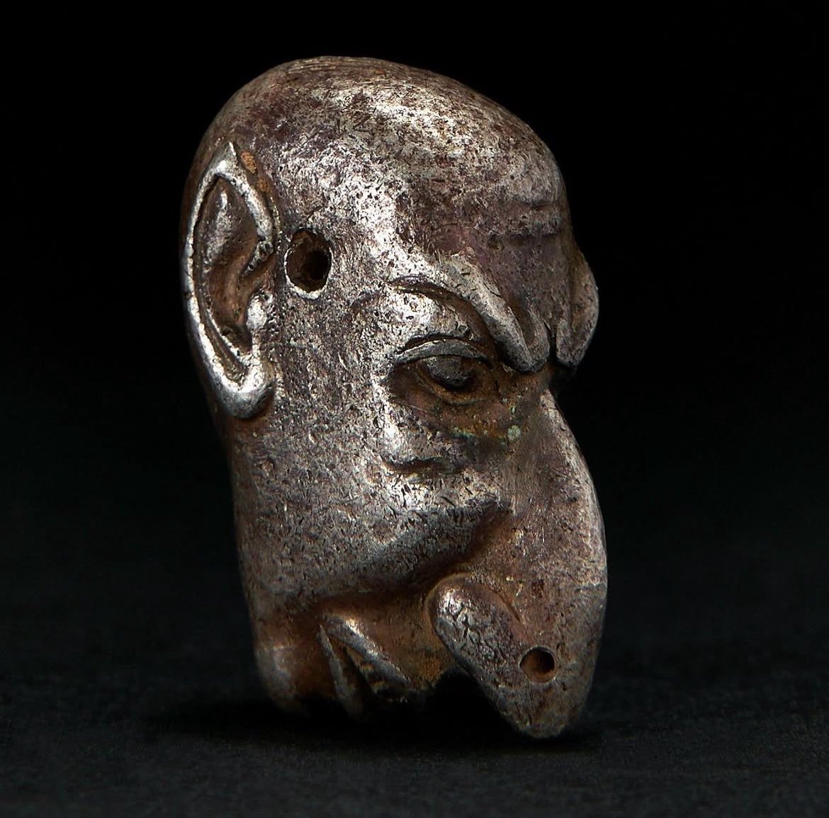 badazn's tweet photo. This is a solid silver Roman amulet from the 2nd century AD that was classified under the jewelry tier of 𝘎𝘳𝘰𝘵𝘦𝘴𝘲𝘶𝘦𝘴.

Grotesques served as reminders to ward off evil and delineate earthly evils from the divinity above.

So what are the Romans trying to tell us here? https://t.co/Rrz3O8a8Ml