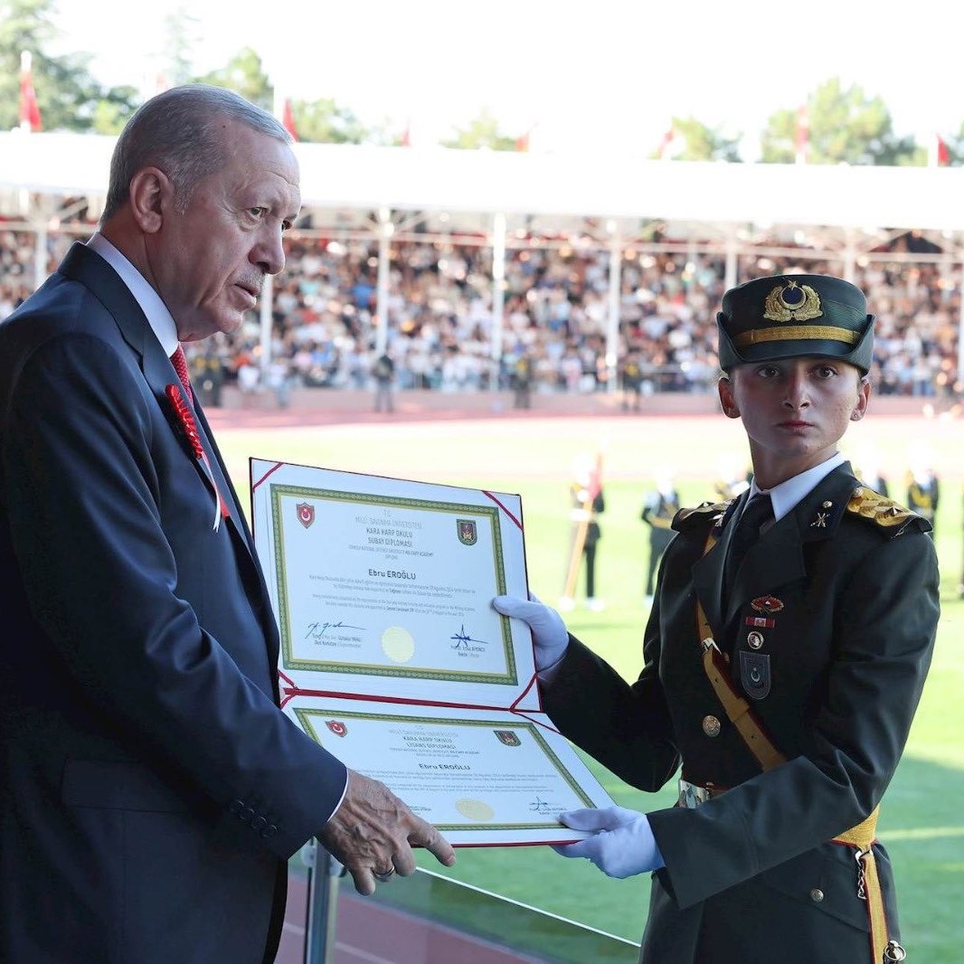 bpthaber's tweet image. Kara Harp Okulu birincisi Teğmen Ebru Eroğlu, Türk Silahlı Kuvvetleri'nden ihraç edildi.
