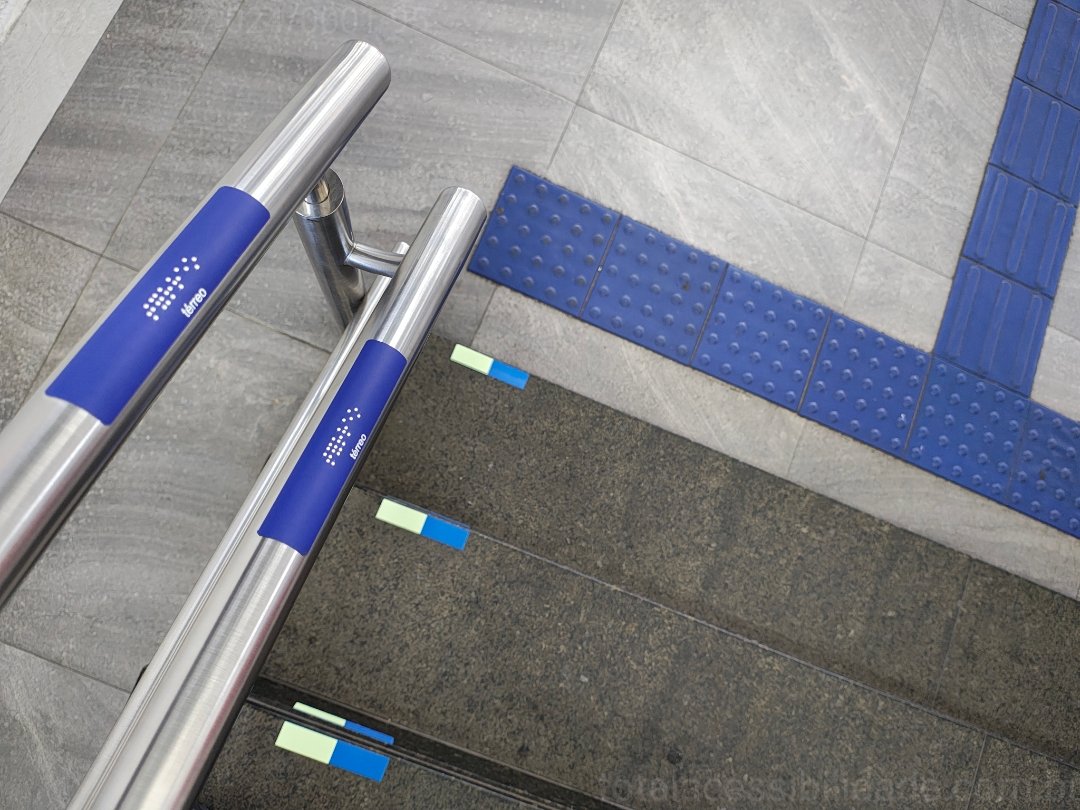 TotalAcessibili's tweet image. Uma escada segura e bem sinalizada. 
Padrão NBR9050
✅ Sinalização Braille nas duas alturas;
✅ Sinalizador de degraus;
✅ Piso tátil 
Todos os produtos devem ser contrastantes para que pessoas com baixa visão possam se localizar com facilidade e agilidade.
#escada #escadasegura