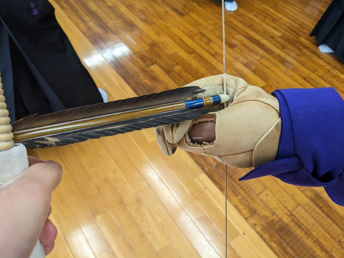 kufugeiko's tweet photo. 本人に伺ったところ
1.大三で脇正面成分に弦を軽く押しかえす
2.小指と薬指の締め加減を大三から変えないように引き分ける
の二点を意識するそうです

他にも取懸けの深さとかポイントがあるように見えますが、射手のレベルが高くて追いつかない（苦笑
僕の下手な解説より動画を繰り返し見てください https://t.co/cyJs5gHtyV