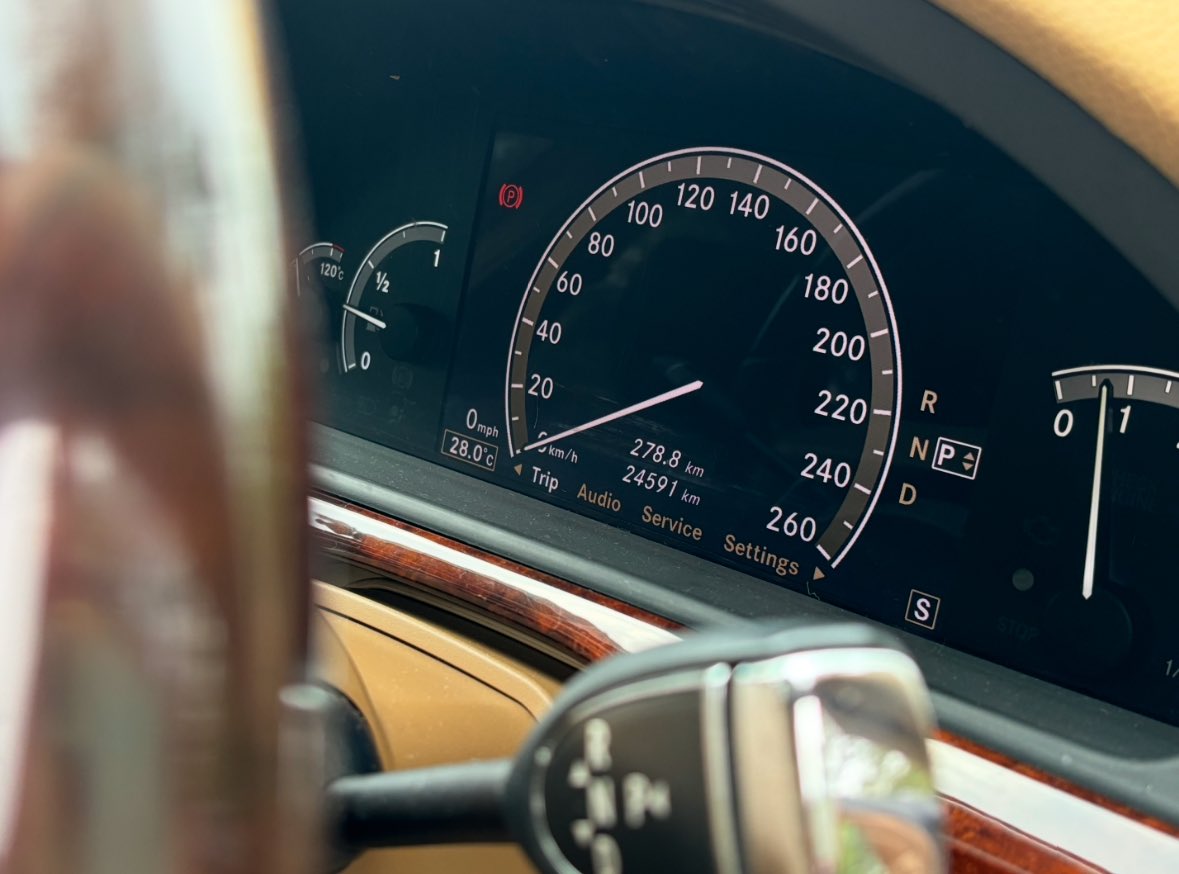 wheelsaroundme's tweet photo. sebelum menimbulkan salah kaprah, yang City VTEC odonya udah 200k+ while yang S350L, masih 20 ribuan (dalam keadaan well-serviced). Tapi memang merawat Honda tua yg udah dipake lama tuh perlu kesabaran… parts mudah! tp ga murah + adaa aja rusaknya yg sampe ngadet bikin mogok🥲 https://t.co/1GMWjP9694
