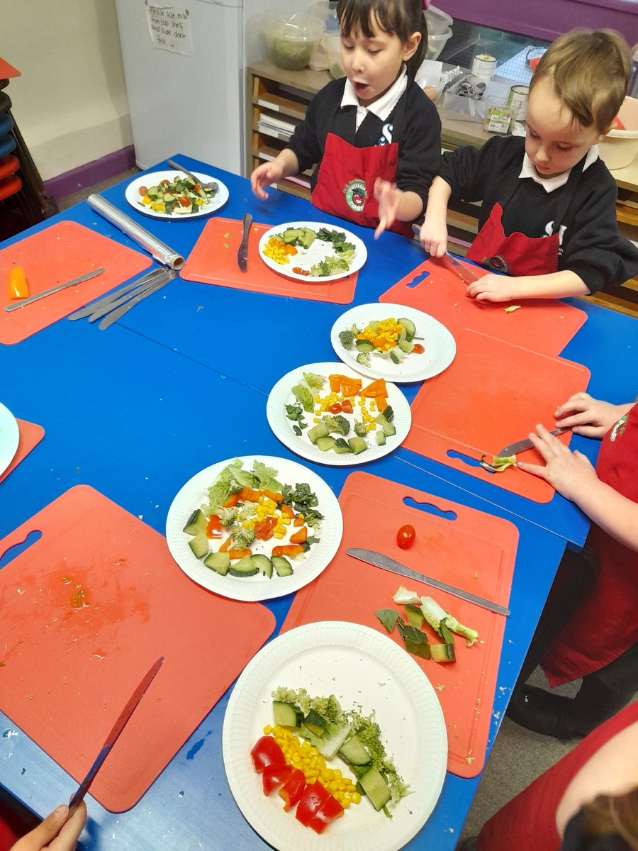 Rainbow salad making and exploring at St. Joseph's Catholic Primary today. We use all our senses when we explore new foods to make us more comfortable with eating them. Such beautiful colourful plates created!  <a href="/PhunkyFoods/">PhunkyFoods</a> <a href="/wiltscouncil/">Wiltshire Council #WiltshireTogether</a> #eatarainbow