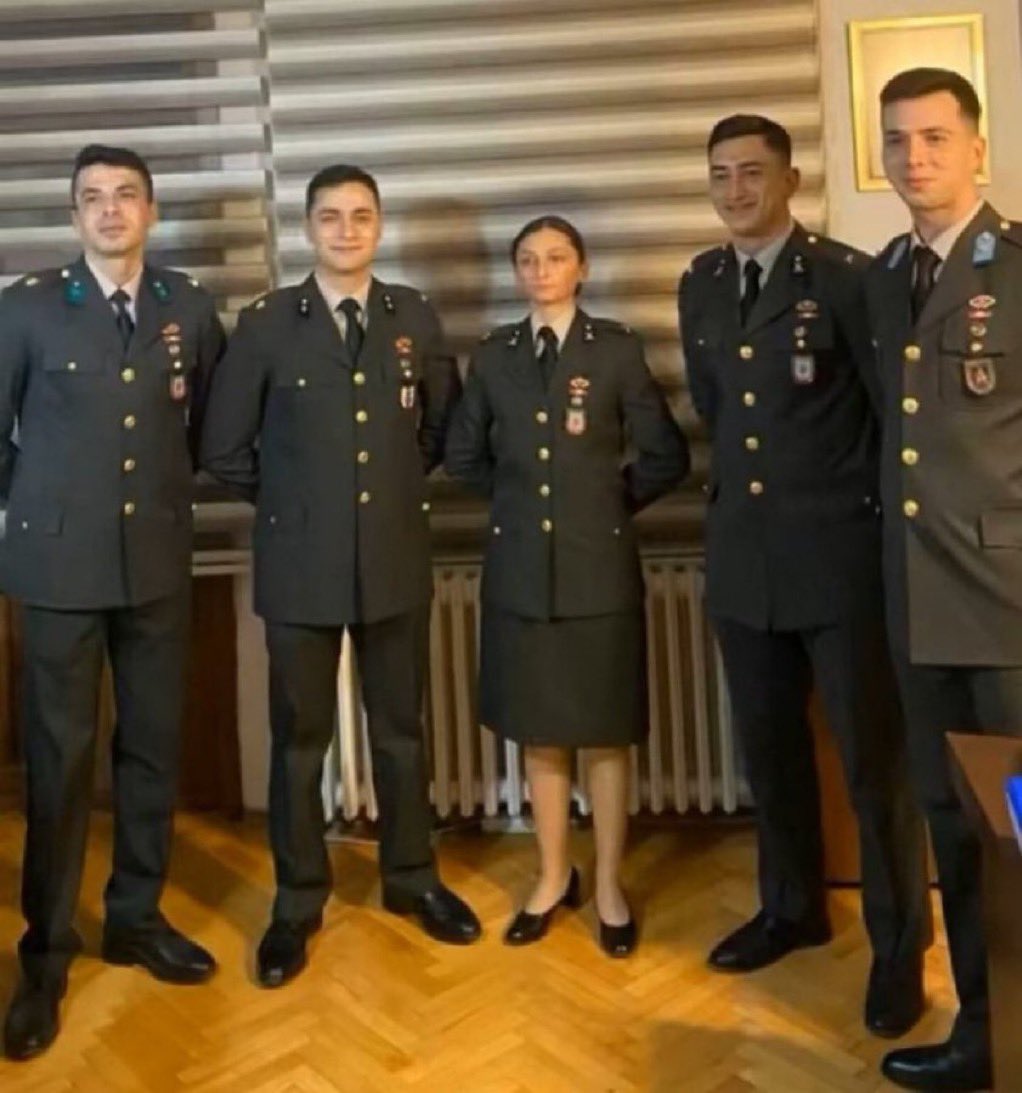 Onlardan Teğmen apoletlerini aldınız, Türk milleti onlara general apoleti taktı.

Onlar artık
“Mustafa Kemal’in generalleri..” 🇹🇷