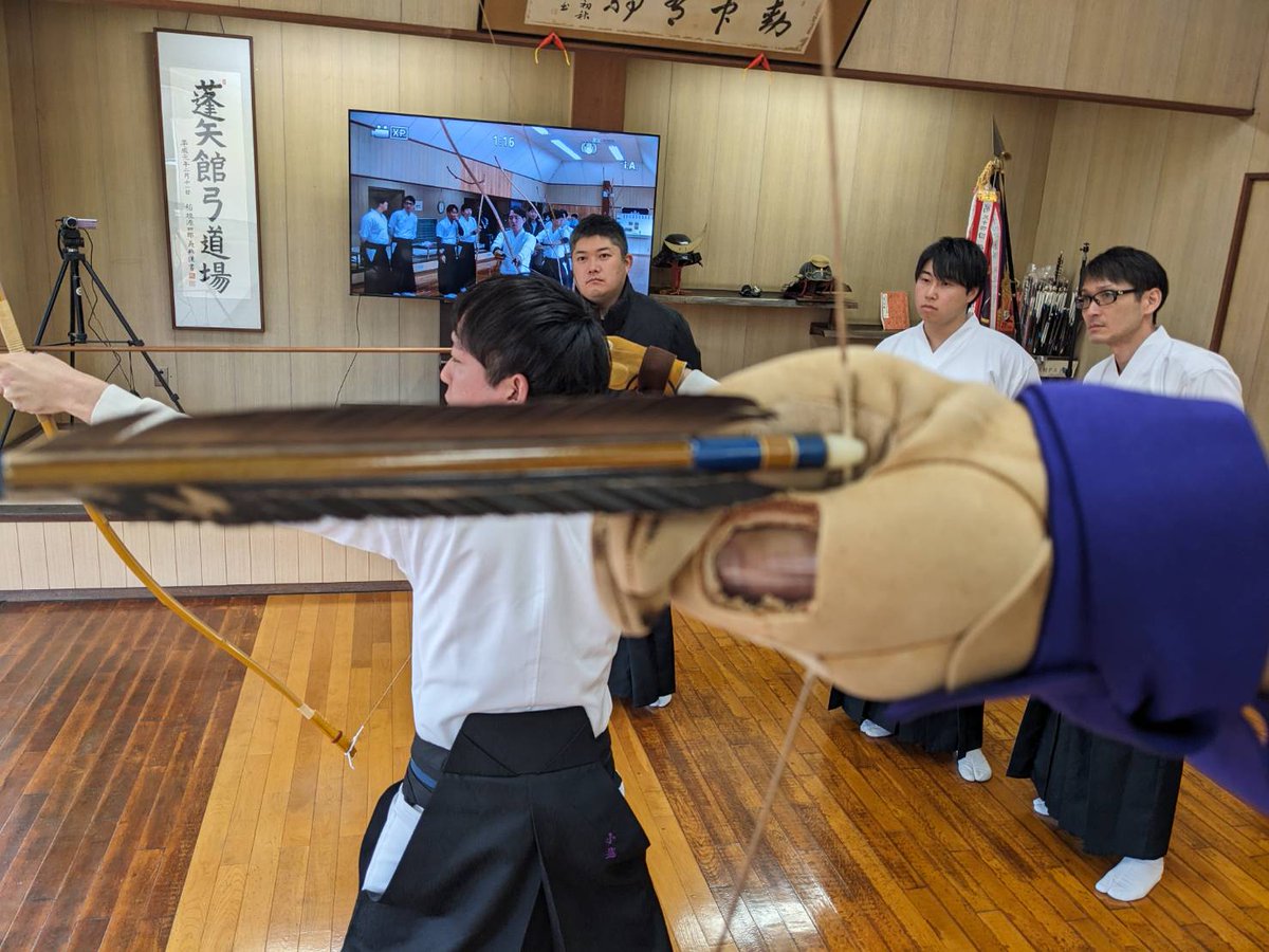 kufugeiko's tweet photo. 本人に伺ったところ
1.大三で脇正面成分に弦を軽く押しかえす
2.小指と薬指の締め加減を大三から変えないように引き分ける
の二点を意識するそうです

他にも取懸けの深さとかポイントがあるように見えますが、射手のレベルが高くて追いつかない（苦笑
僕の下手な解説より動画を繰り返し見てください https://t.co/cyJs5gHtyV