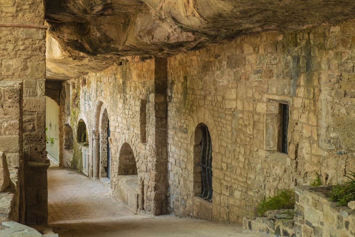 🔔On se situen el claustre i el campanar d’una església troglodítica com la de Sant Miquel del Fai?
⛪️Ambdós aprofiten també la balma sota la que està construïda, el claustre és l’espai de davant de l’església.
ℹ️ parcs.diba.cat/ca/web/cingles…