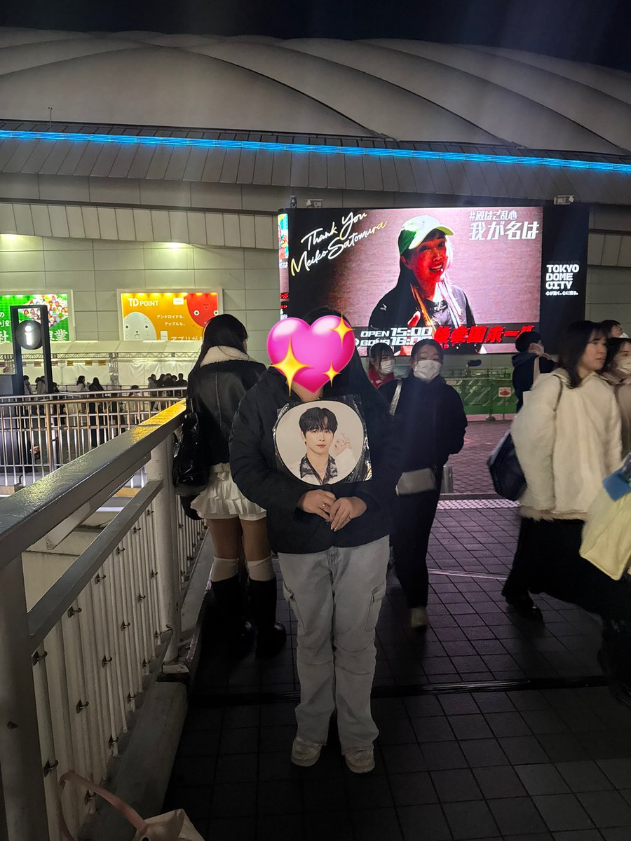 takerutokki's tweet photo. last minute pic for me after laposta but happy laposta!!!!!! it was so precious to spend my friday night w ini this week LOL https://t.co/ZLnP21YSnp