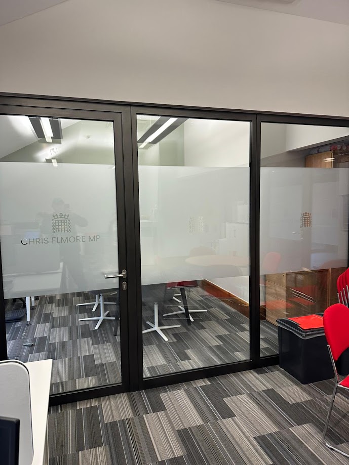 EliteSigns's tweet image. Rounding off another busy week, with a visit to #ChrisElmoreMP&apos;s new #Bridgend office to fit #windowfrosting &amp;amp; #acrylicsigns. 

@BSGAUK #signage