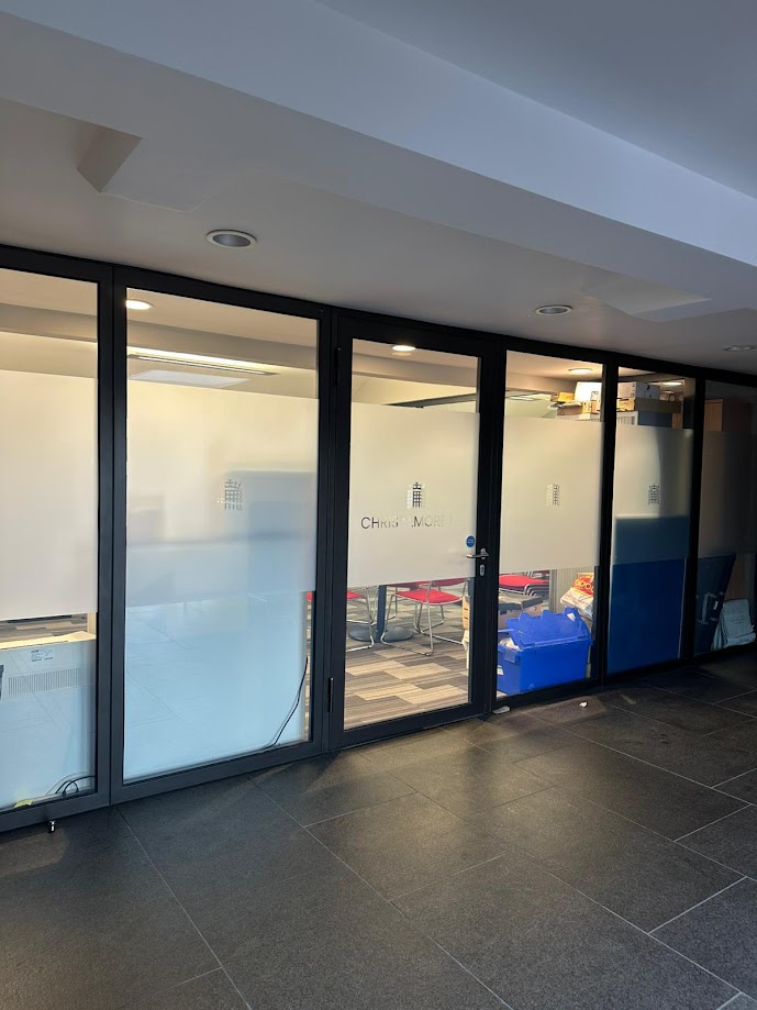 EliteSigns's tweet image. Rounding off another busy week, with a visit to #ChrisElmoreMP&apos;s new #Bridgend office to fit #windowfrosting &amp;amp; #acrylicsigns. 

@BSGAUK #signage