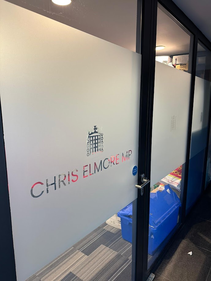 EliteSigns's tweet image. Rounding off another busy week, with a visit to #ChrisElmoreMP&apos;s new #Bridgend office to fit #windowfrosting &amp;amp; #acrylicsigns. 

@BSGAUK #signage