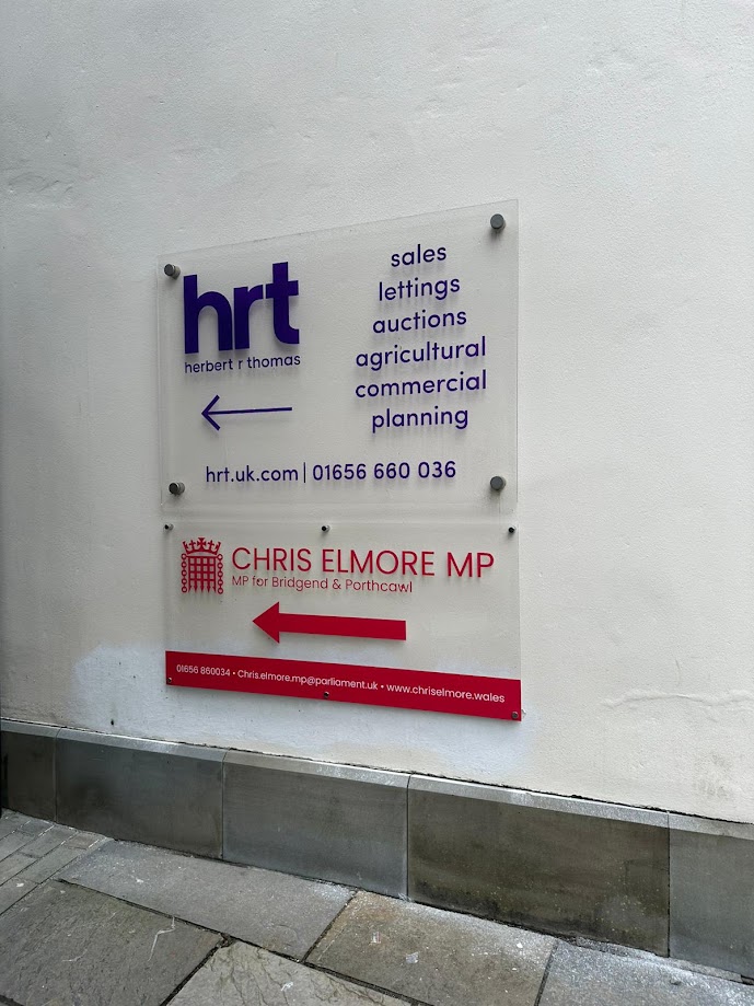 EliteSigns's tweet image. Rounding off another busy week, with a visit to #ChrisElmoreMP&apos;s new #Bridgend office to fit #windowfrosting &amp;amp; #acrylicsigns. 

@BSGAUK #signage