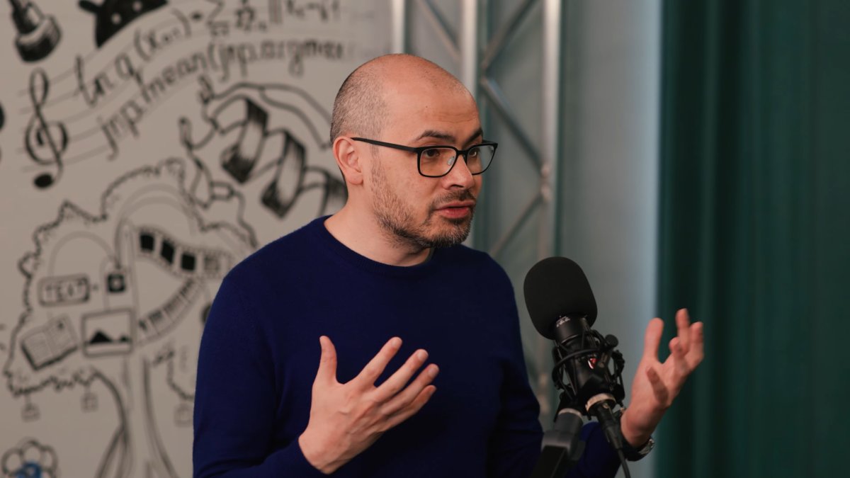 DeepMind's CEO just dropped mind-blowing insights about AI.

It turns out everyone's wrong about artificial intelligence.

You need to hear these 11 game-changing takeaways from his latest podcast: 🧵