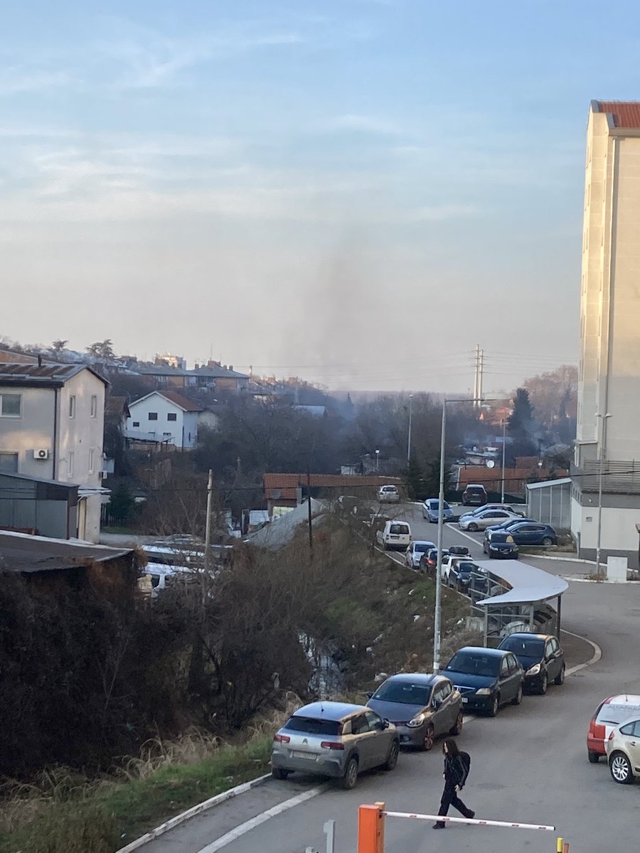 BGBWWWW's tweet photo. Nadam se da uskoro kada pocnemo da primenjujemo zakone vise necu vidjati nelegalno spaljivanje otpada u neleganim naseljima, kao sto je Mali Leskovac na Karaburmi @prijavi_problem https://t.co/V4sdy7H8Do