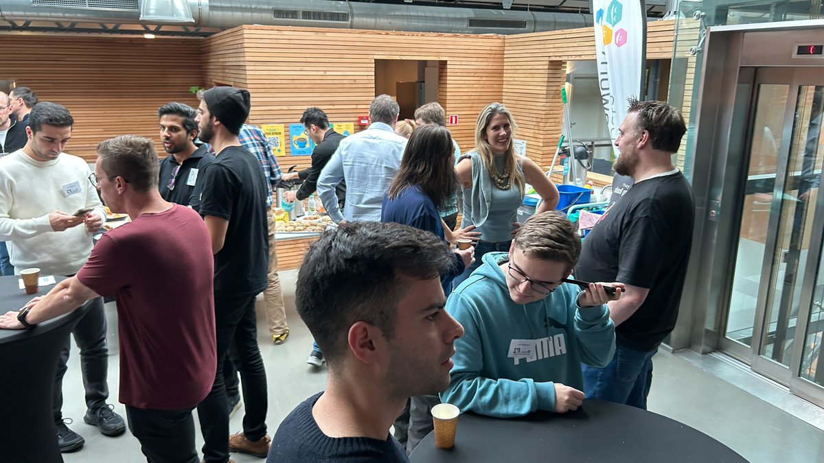 🐬 After a short coffee break we are back and now with "MySQL HeatWave Lakehouse: Analytics at the Speed of Thought" session by Cagri Balkesen at MySQL Belgian Days!
MySQLCommunity