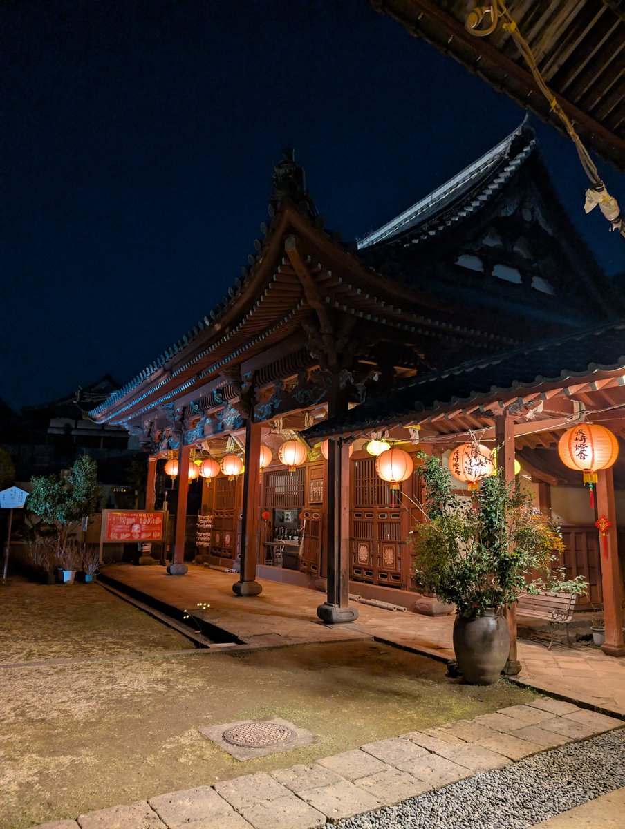 tathujinn's tweet photo. 興福寺 媽祖行列が来なくなり､めっきり来山者が少なくなってるそうな
まあ､そのぶんゆっくり時を過ごし雰囲気を楽しむことは出来ます｡
明日のイベント(変面ショー等)は雨の場合 本堂内で行うそうですよ。
 #興福寺
 #長崎ランタンフェスティバル https://t.co/ehcPBoxHYZ