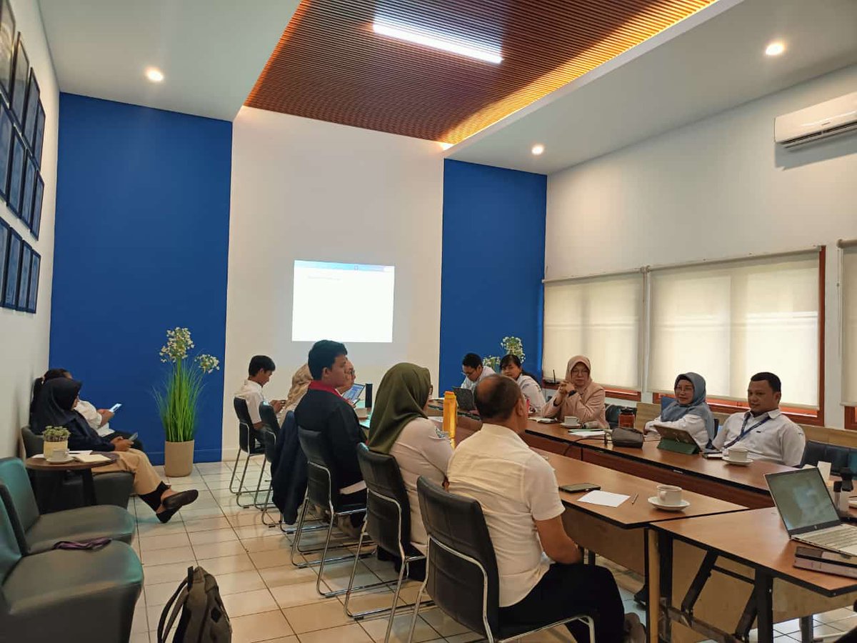MPatekkai's tweet photo. Kamis (30/1), Patekkai, Luhkan Kota Bogor, Rapat Persiapan Fish Market Day (Bazaar Produk Olahan UMKM Binaan Penyuluh Perikanan Kota Bogor dan Kab Bogor) yg dipimpin oleh Kepala BRPBATPP #GiatLuhkanSatminkalBogor #aktivitas @pusluh_bppsdm @brpbatpp_bogor @bppsdm_kp https://t.co/myYEuiKJy8