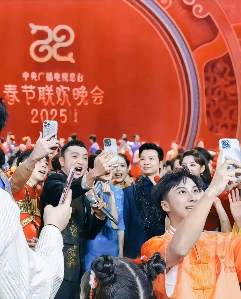 央视春晚舞台的明星大腕儿都用苹果手机，遥遥领先哪去了！