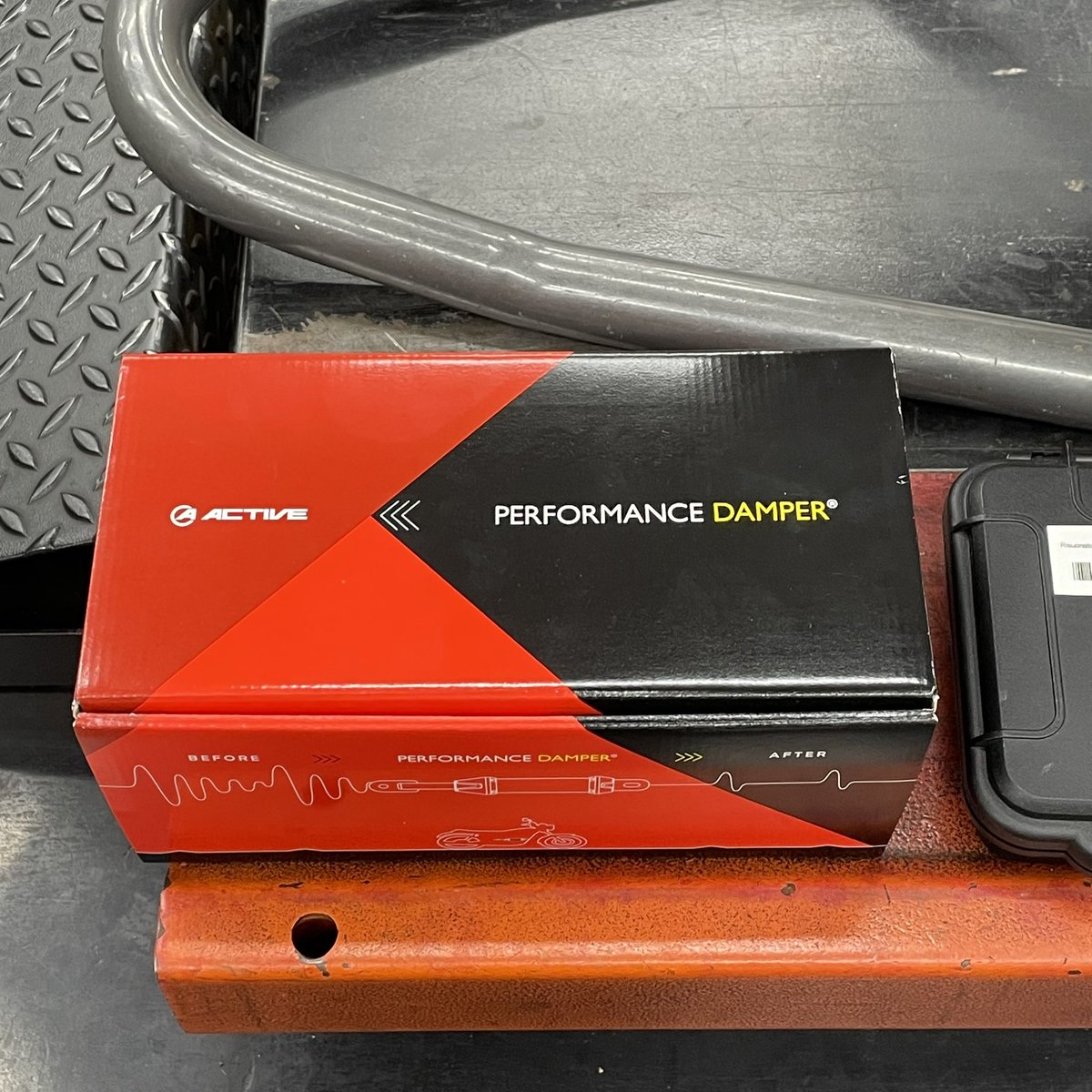 1299からの付け替えでオーバーサスペンション（マスダンパー）と新たに導入したパフォーマンスダンパー。どちらも走行中の嫌な細かい振動を抑制してくれます。トラクション向上、安定した旋回、上質な乗り心地、とメリット満載‼️のはず…😅
#ducati #ducatikyoto 
#MULTISTRADA
#MULTISTRADAV4RS