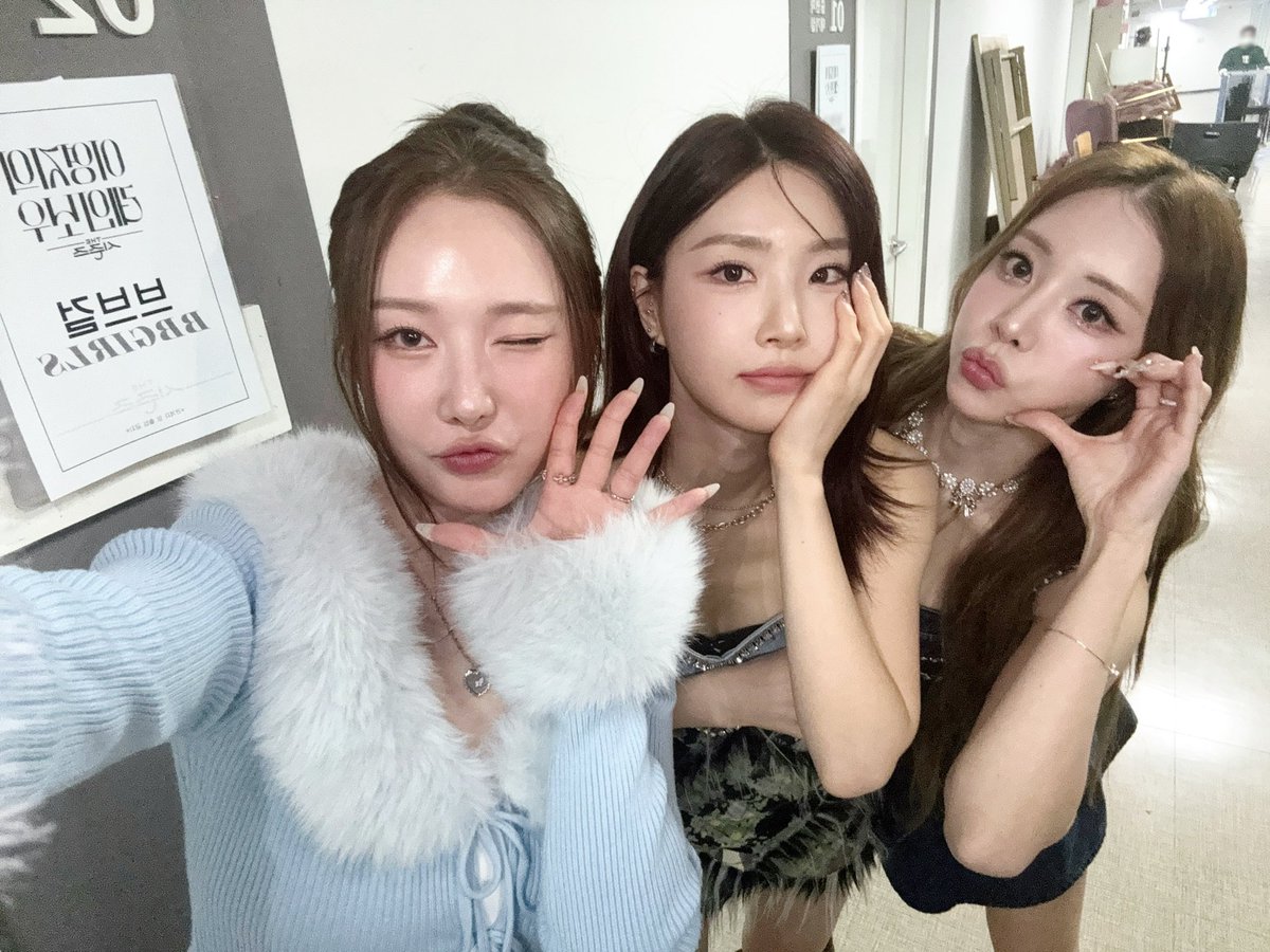 weare_bbgirls's tweet photo. 📷 // 250131 더 시즌즈 - 이영지의 레인보우

브브걸의 새로운 모습을 보여줄 수 있던 레인보우💕
쁘이들은 어땠어요? 앞으로가 더 기대되나요?🤗

#브브걸 #BBGIRLS
#LOVE2 https://t.co/wyiNcdV0KG