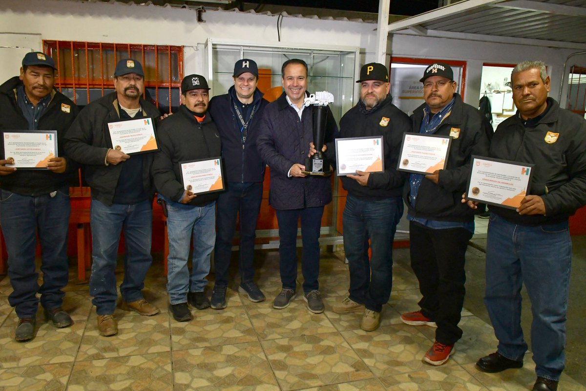 ¡Un año más celebrando a nuestros queridos Tirabichis! 🥳

Desde temprano, con la tradicional Chocolatiza, agradecimos a quienes madrugan todos los días para mantener limpia nuestra ciudad. 🚛♻️

Qué orgullo poder reconocer su esfuerzo y compromiso. 

¡Gracias a su trabajo,