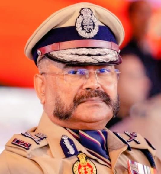 PradhanM20996's tweet photo. DGP प्रशांत किशोर ने कुंभ मेले में  सभी VIP पास को रद्द कर दिया.
VIP सुविधा उपलब्ध होने के कारण नेता, उद्योगपति, ब्यूरोक्रेट्स,  पत्रकारों ने VIP घाट पर स्नान किया.
अब देखते हैं कितने प्रसिद्ध लोगों में हिम्मत है की वो आम श्रद्धालु की तरह कुंभ  शुक्रिया DGP साहब
#MahakumbhFire https://t.co/hHijcJjrwu