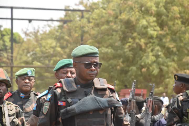 DarckMova14784's tweet photo. Prise de fonction officielle du général-major Évariste KAKULE SOMO, alias général EVA, nouveau gouverneur de la province martyre du NORD-KIVU. La cérémonie a eu lieu à l'Hôtel de Ville de #BENI, où il assurera son installation provisoire. @Presidence_RDC @TopC
@mbuyi_don @Muadi https://t.co/FumQ33qEWW