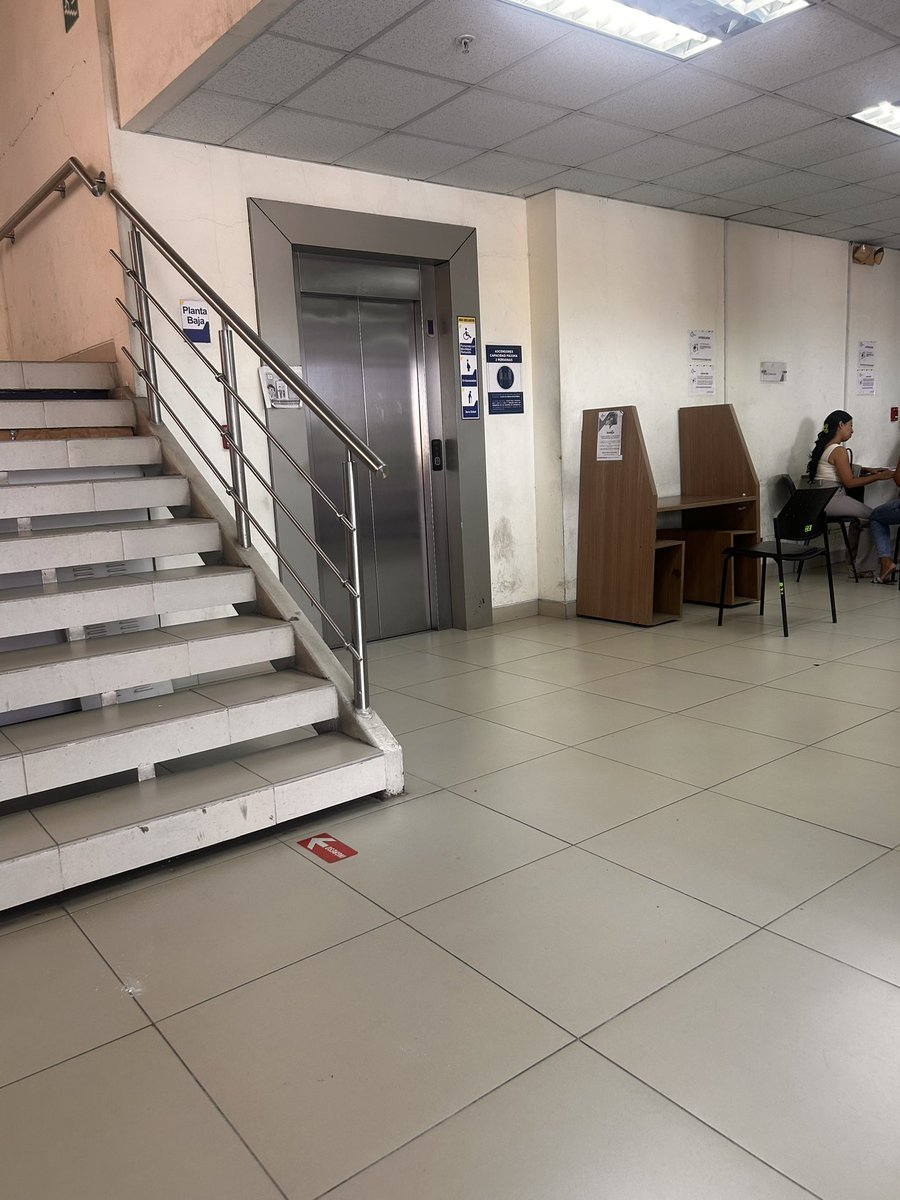 andrescoellom's tweet photo. señores del @CJudicaturaEc @MinGobiernoEc ya pongan asunto en algo tan sencillo pero de gran valor para las personas con movilidad reducida, y arreglen los ascensores de las unidades judiciales de gye. En la Unidad judicial Valdivia Sur no funcionan los ascensores!! https://t.co/qn69dy10ik