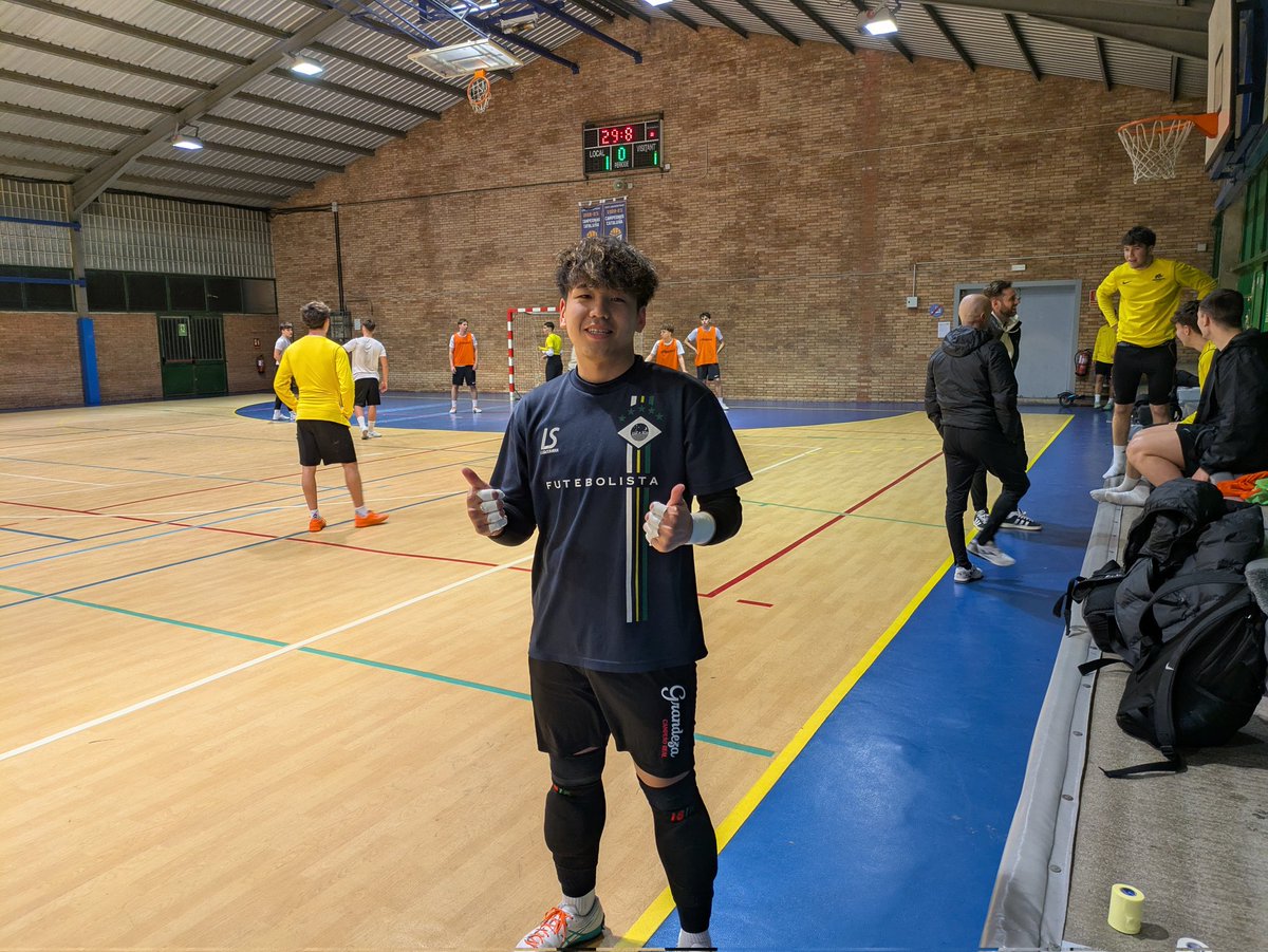 3inkfutsal's tweet photo. 大阪から鉄山航大選手がフットサルゴレイロ短期留学で来てくれました！
早速全国リーグ３部チームでの練習や、個人トレーニング、試合観戦など盛りだくさんの２週間を過ごして頂きたいと思います!

#Spain #futsal #Goleiro #留学
#フットサル　#ゴレイロ https://t.co/l5pNzlR1Vn