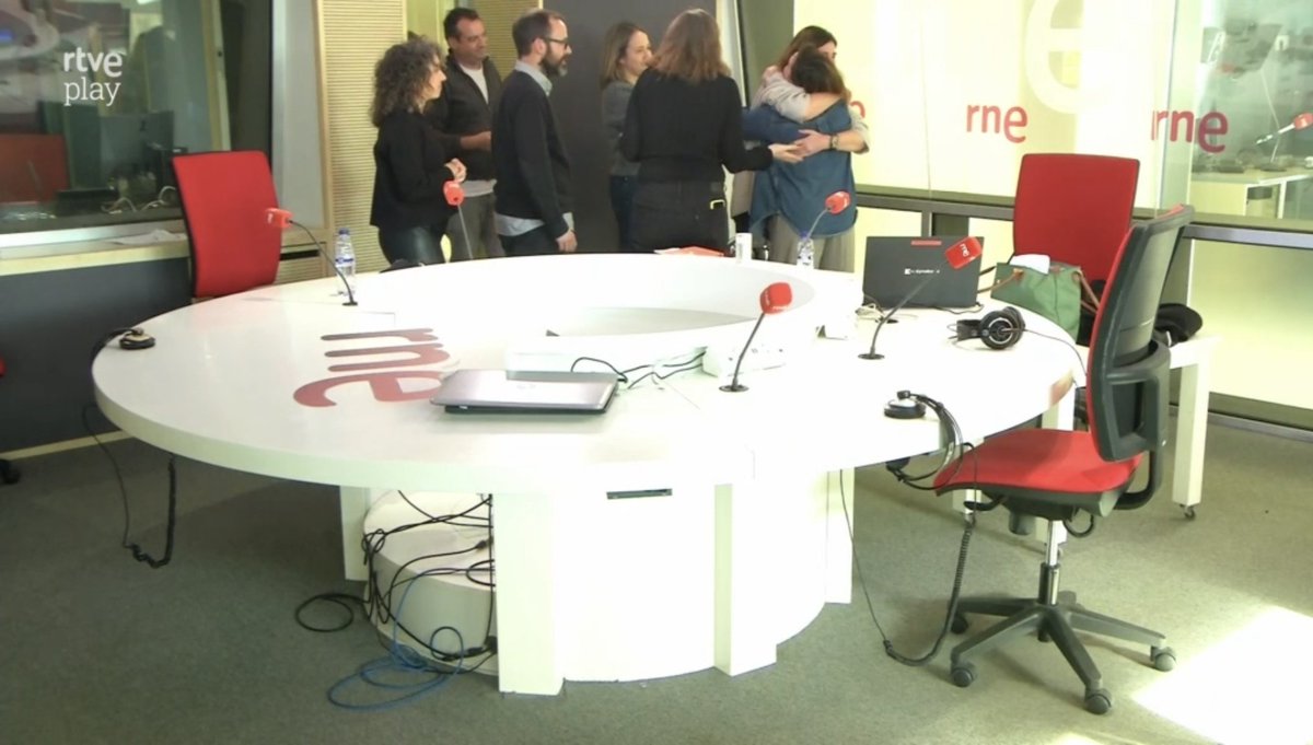 Escuchándola en <a href="/ElOjoCriticoRNE/">El Ojo Crítico (RNE)</a> aprendí de radio y de belleza. 

Un hasta pronto y un gracias, <a href="/laurabarrachina/">Laura Barrachina</a>.