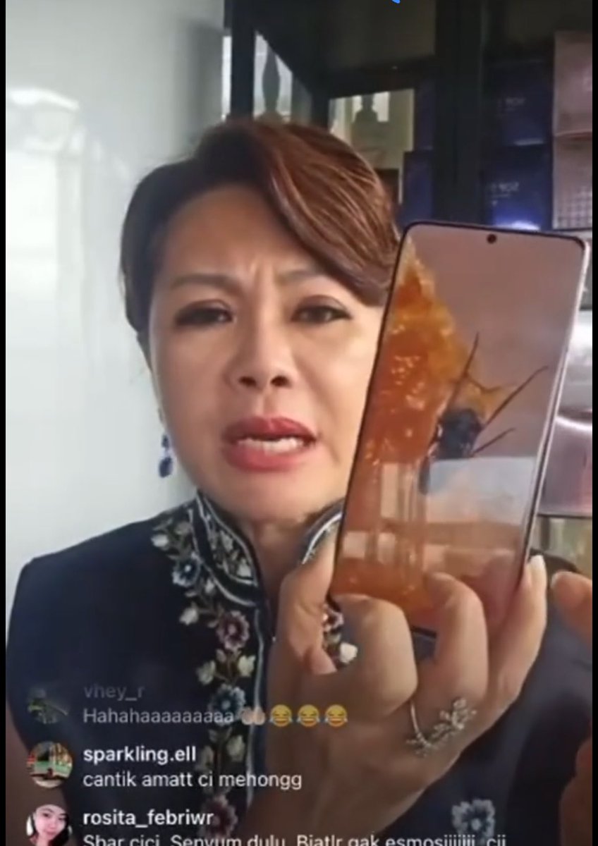 Klarifikasi ci mehong soal lalat yang ada di bika ambon jualannya 

bukannya perbaiki malah fitnah orang🥴