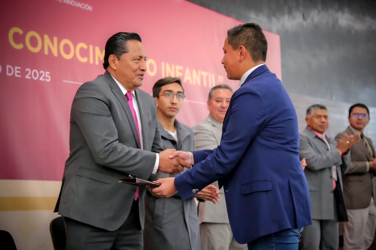 secti_edomex's tweet photo. En representación del Secretario Miguel Ángel Hernández Espejel, el Subsecretario Ricardo López Avendaño asistió a este evento donde refrendamos nuestro compromiso con la excelencia académica. 🌟 📚 #ElPoderDeLaEducación https://t.co/rzA7tD0FPn