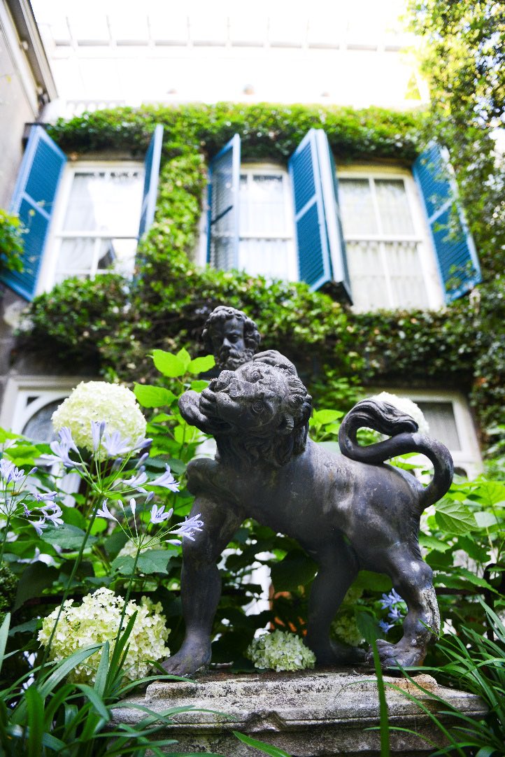 Deze grote stadstuin bevindt zich midden in het huizenblok Zuilenstraat, Nieuwegracht, A.B.C.-straat en Lange Nieuwstraat. Een prachtige tuin met verschillende priëlen en andere gebouwtjes met enkele oude bomen, gevarieerde beplanting en veel tuinbeelden en vazen.
📍Zuylenspiegel