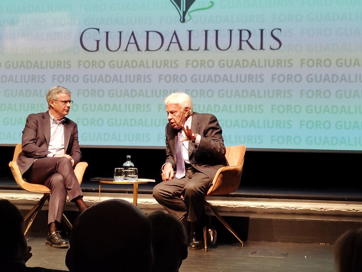 BufeteDLA's tweet photo. Fantástica charla del ex presidente Felipe González en el Foro de @guadaliuris que ha abordado temas de actualidad y recordado su trayectoria como abogado laboralista. https://t.co/tZVPMlB885
