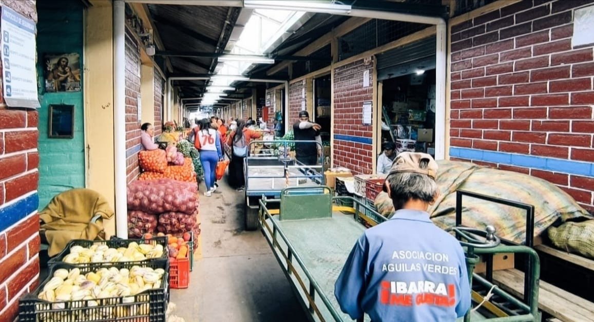 Agricultura_CZ1's tweet photo. #Imbabura| En Ibarra, el proyecto PIDARA realiza monitoreo de precios de productos frescos en el Mercado Mayorista y bodegas comerciales.

 ¡Información clave para productores y consumidores!

 #ElNuevoEcuadorResuelve https://t.co/3YhntpqREe