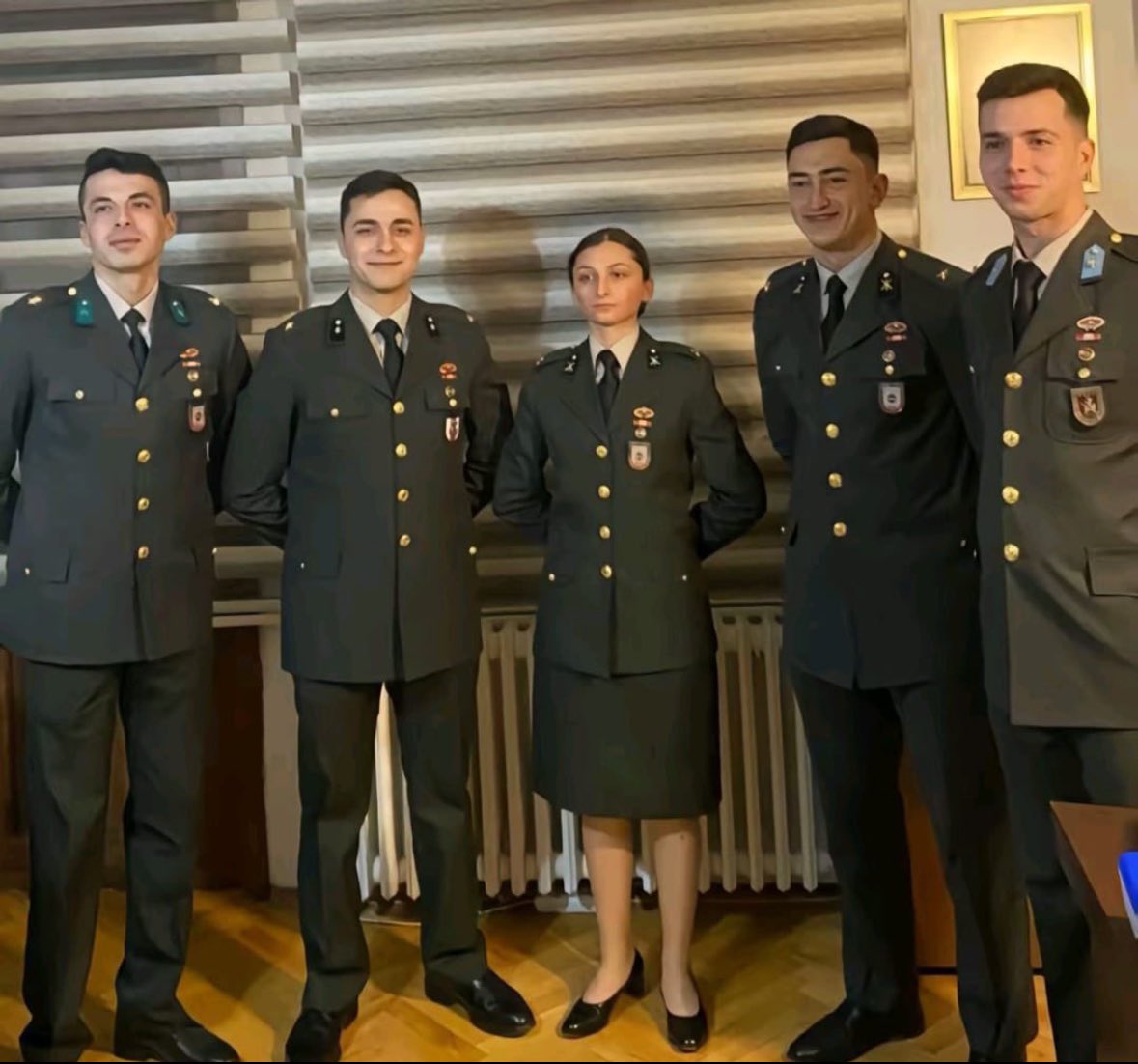 🇹🇷TSK’dan ihraç edilen teğmenler donanımlı ve pırıl pırıl vatan evlatları. 

Eminim ki Onlara kapısını açıp bundan da kazançla çıkacak ve gurur duyacak pek çok güçlü kurum var bu ülkede. 

Daha sonra ise birer yıldız gibi parlayacaklar elbette, bu kötü günler geçince…
