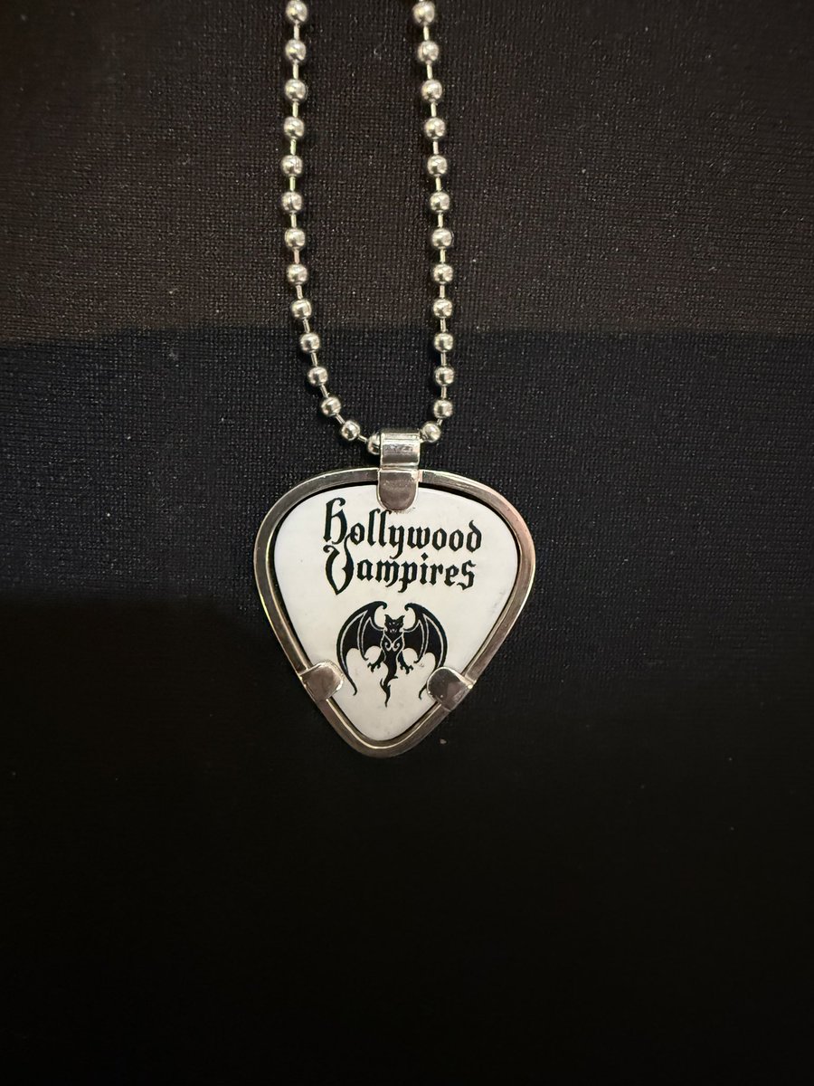 We’re raffling off this Johnny Depp plectrum necklace 

theguitarwrist.co.uk/product/johnny…