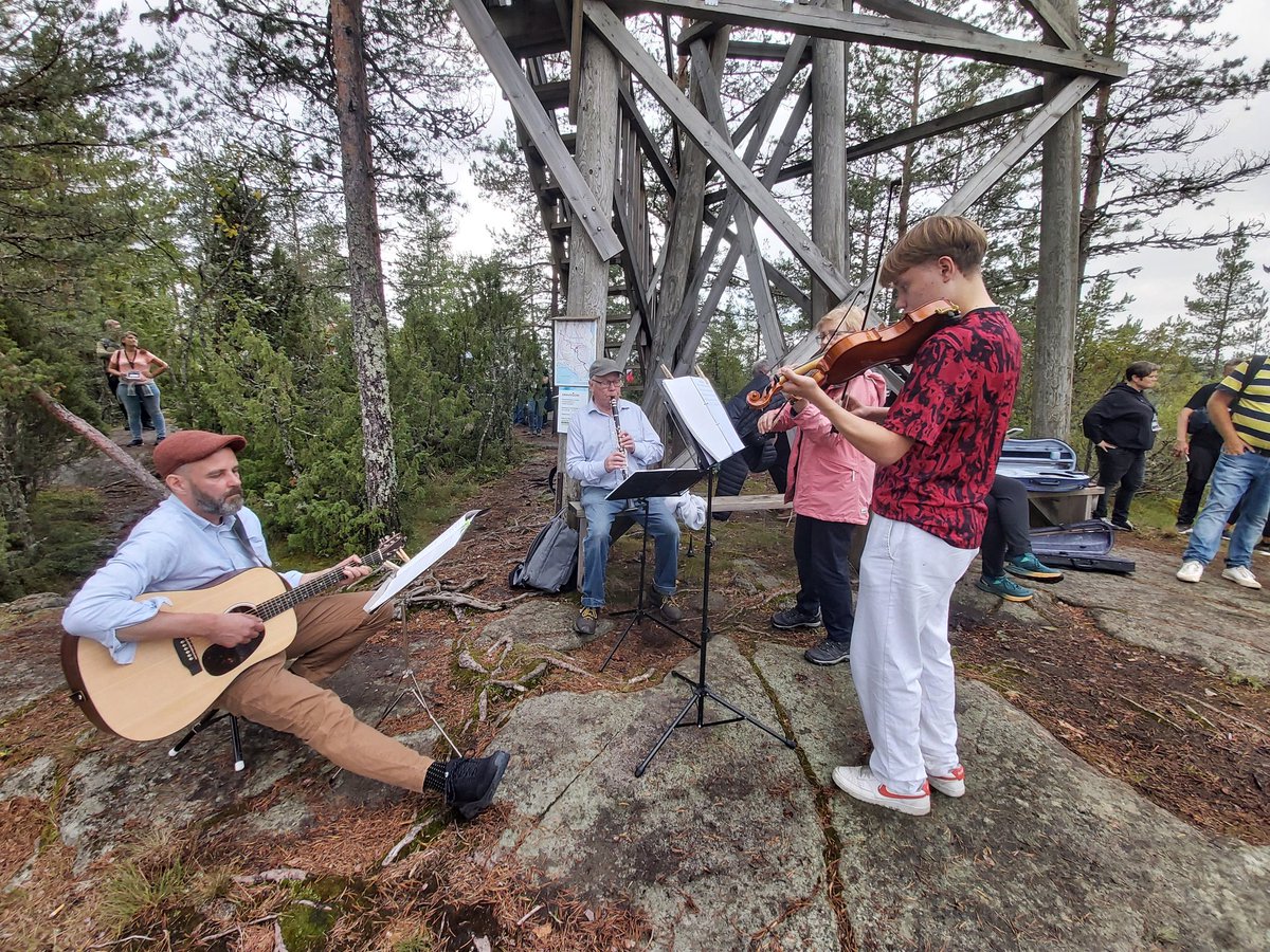Tänään on syytä juhlaan!
Oravivuoren mittauspisteelle tuova ulkoilureittitoimitus päättyi ja reitti viralliseksi kiinteistörekisteriin.
#jyväskylä kaupunki aloitteellinen lisäten kestävän maailmanperintömatkailun edellytyksiä.
Näitä uutisia jatkossa lisää <a href="/Maanmittaus/">Maanmittauslaitos</a> somesta.