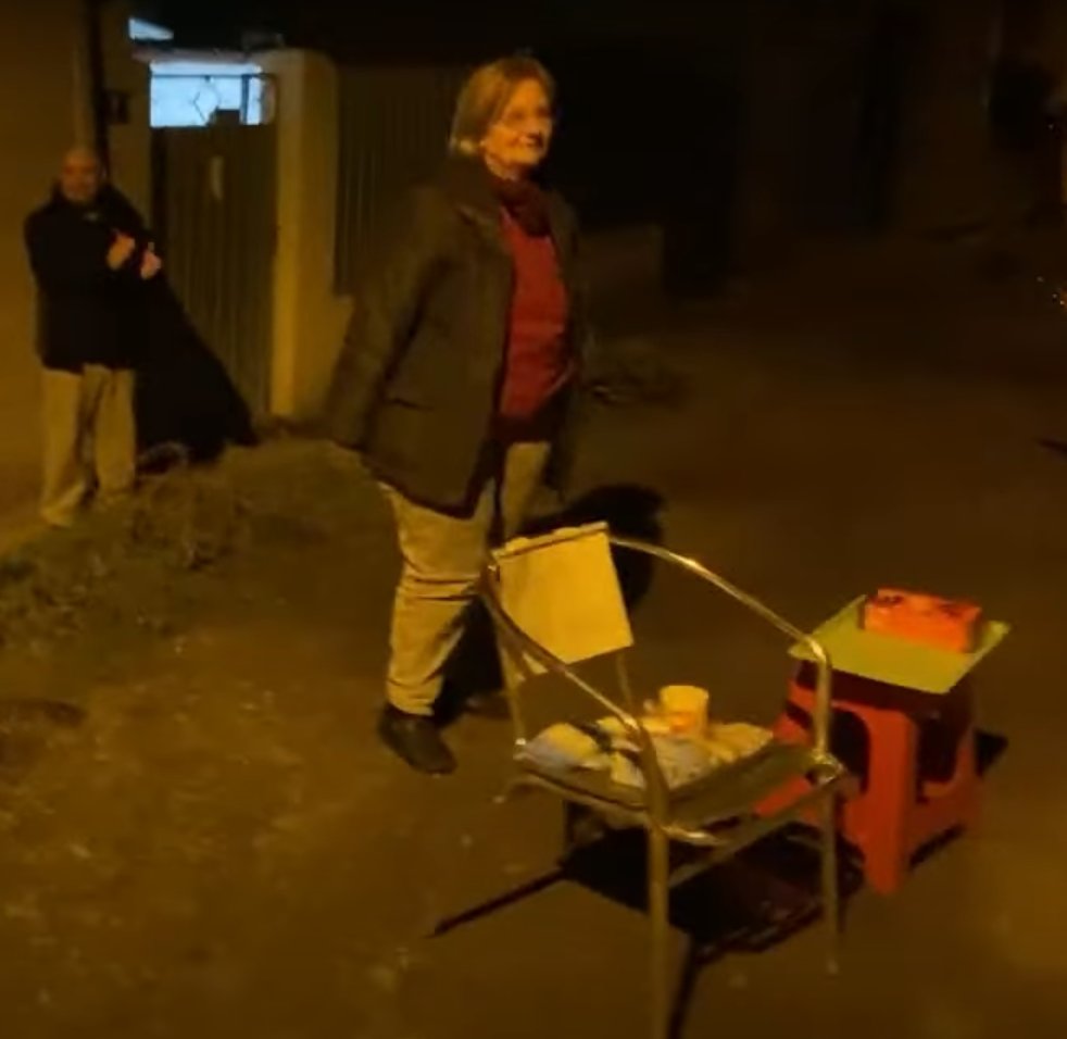 ivancosic's tweet photo. E ovo je solidarnost, obični ljudi, dve stolice i nešto malo što imaju i žele da podrže

🫶🫶🫶 https://t.co/Km9L9tzZPX