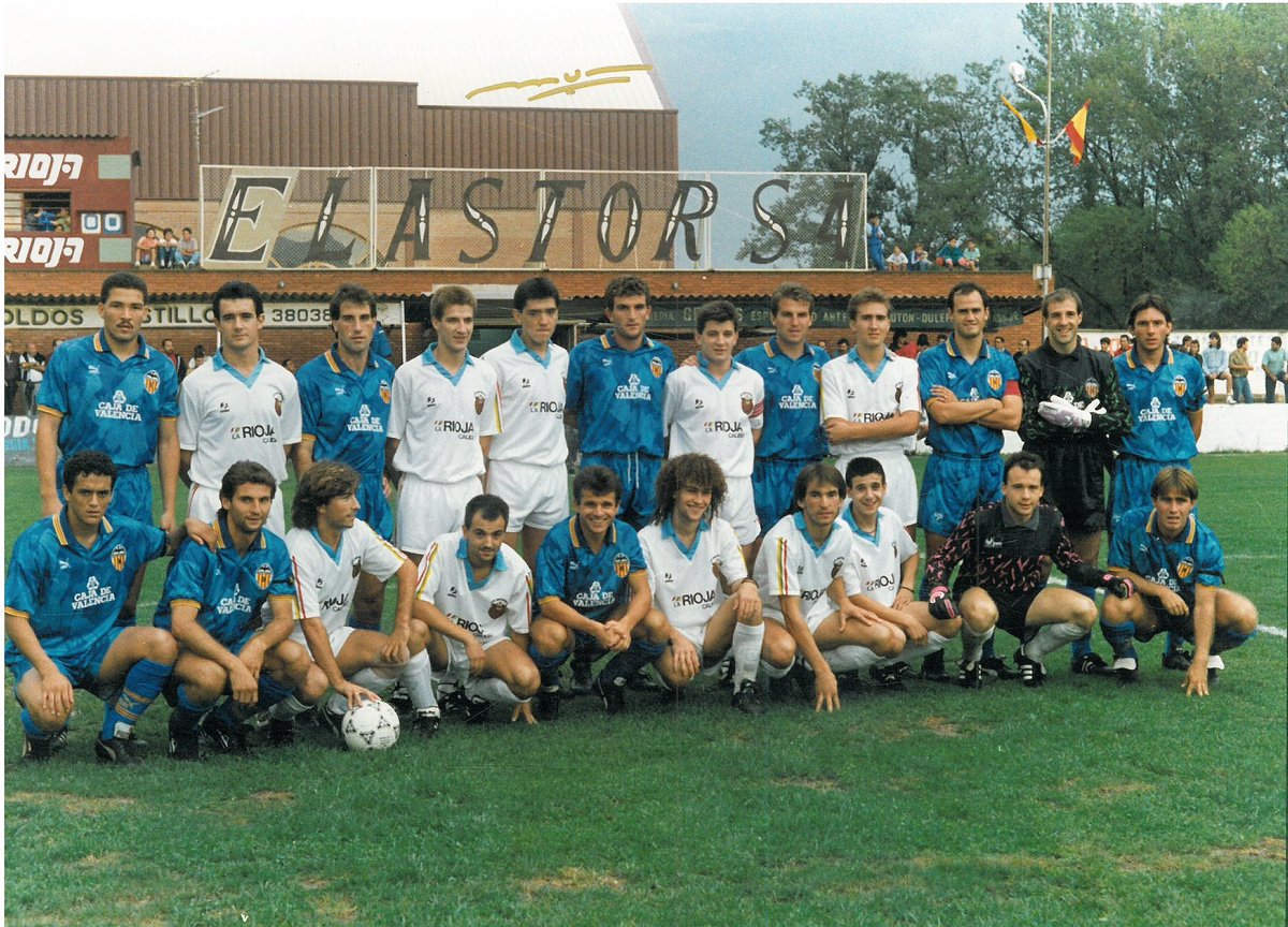 Hoy se ha presentado la Camiseta para Conmemorar el 75 Aniversario, homenaje a la que vistió el equipo en los noventa. Nuestro Club rinde de ese modo un particular tributo a aquellos años que jugó la Copa del Rey contra el <a href="/valenciacf/">Valencia CF</a> 
🤍🩵 #VamosArnedo #75Años