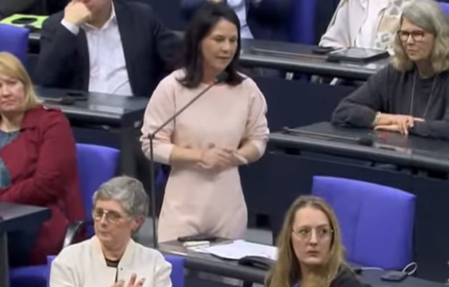 baerbockpress's tweet photo. Als Feministin darf frau sich in jeder Situation vergnügen. https://t.co/ktOz1ebfBI