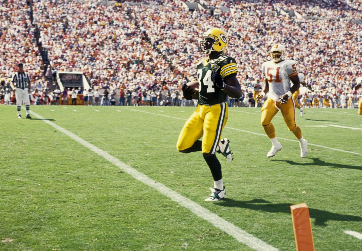 SharpeForPFHOF's tweet photo. 📅 1993 @Packers vs. Chiefs
Sharpe was electric (as usual):
🔥 10 catches
🔥 132 yards
🔥 4 TDs
This game helped him break his own record with 112 catches that season! Hall of Fame greatness on full display. 💚💛 #HOFfor84 https://t.co/0ritp6yKsQ