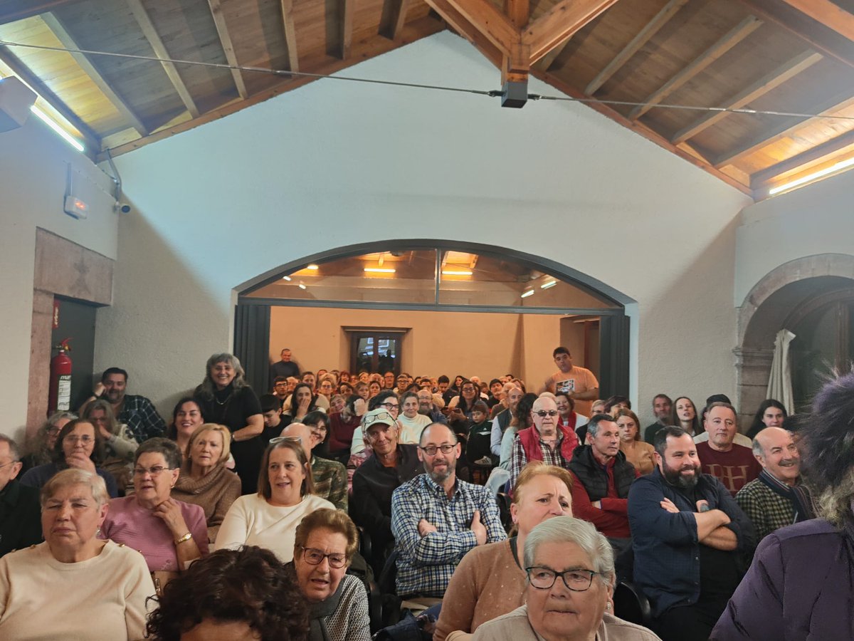 SeridaAst's tweet photo. 📷: Imagenes del estreno del documental "Pol tiempu las castañas", que forma parte de las jornadas #XERA y que narra la vida de los trabajos que se hicieron en los castañeos de la zona de Grado. ¡Lleno absoluto! 🚀
#RECEPA @CienciaGob @CulturaGrado https://t.co/3byidz3cl4