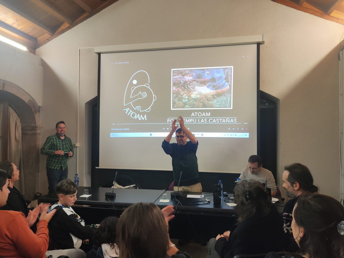 SeridaAst's tweet photo. 📷: Imagenes del estreno del documental "Pol tiempu las castañas", que forma parte de las jornadas #XERA y que narra la vida de los trabajos que se hicieron en los castañeos de la zona de Grado. ¡Lleno absoluto! 🚀
#RECEPA @CienciaGob @CulturaGrado https://t.co/3byidz3cl4