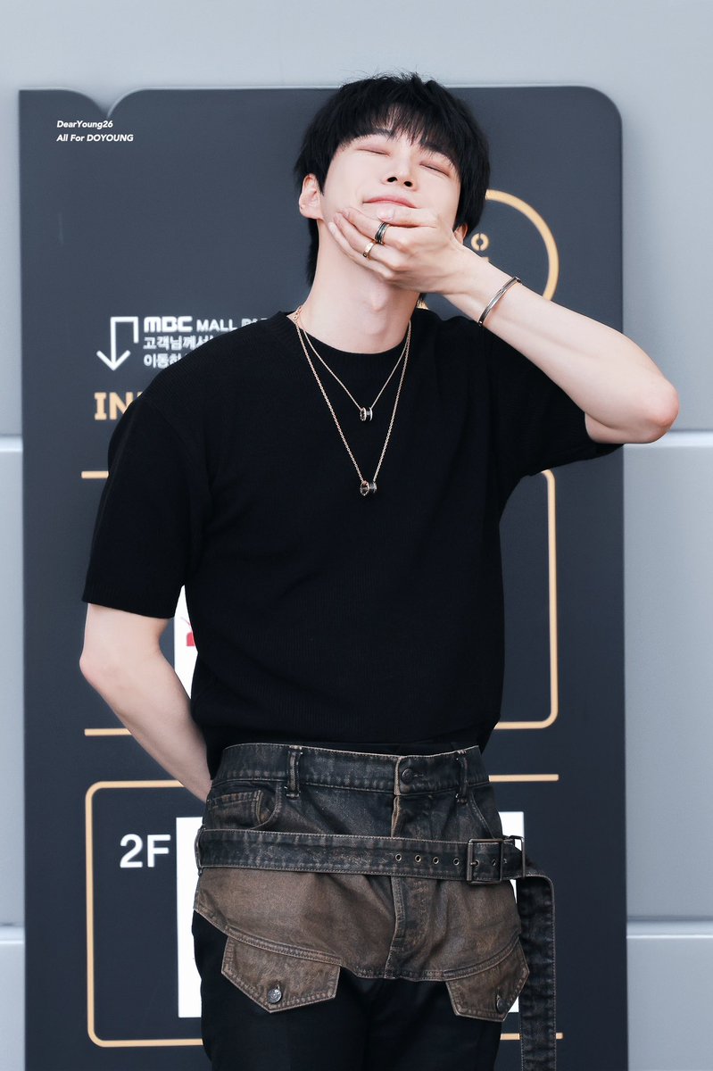 𝑯𝑨𝑷𝑷𝒀 𝑫𝑶𝒀𝑶𝑼𝑵𝑮 𝑫𝑨𝒀🐰🥳

🎁🎂3️⃣

#시리도록_눈부실_도영이의_서른 
#ToOurLittleWaveDoyoung