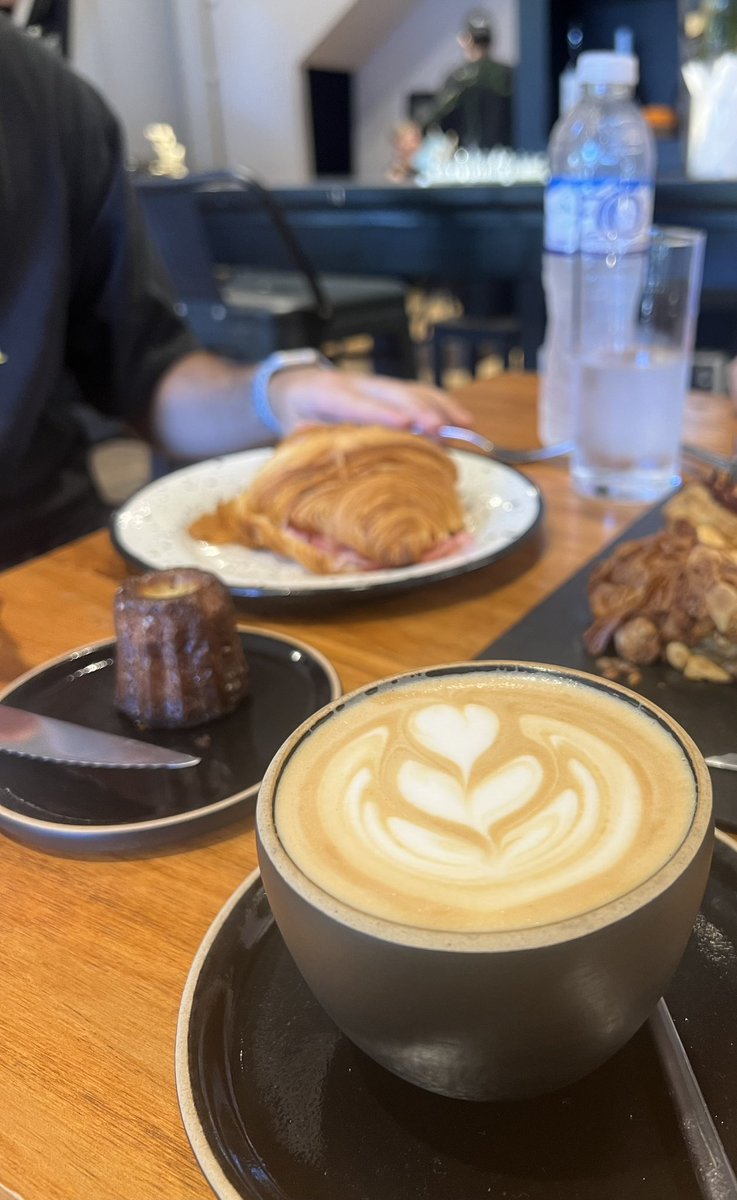 Buenos Aires is probably the bitcoin capital of the world right now. Another great cafe here in Palermo SOHO - BOGA on the bitcoin standard 

Quick payments with aqua wallet and BTC lightning ⚡️