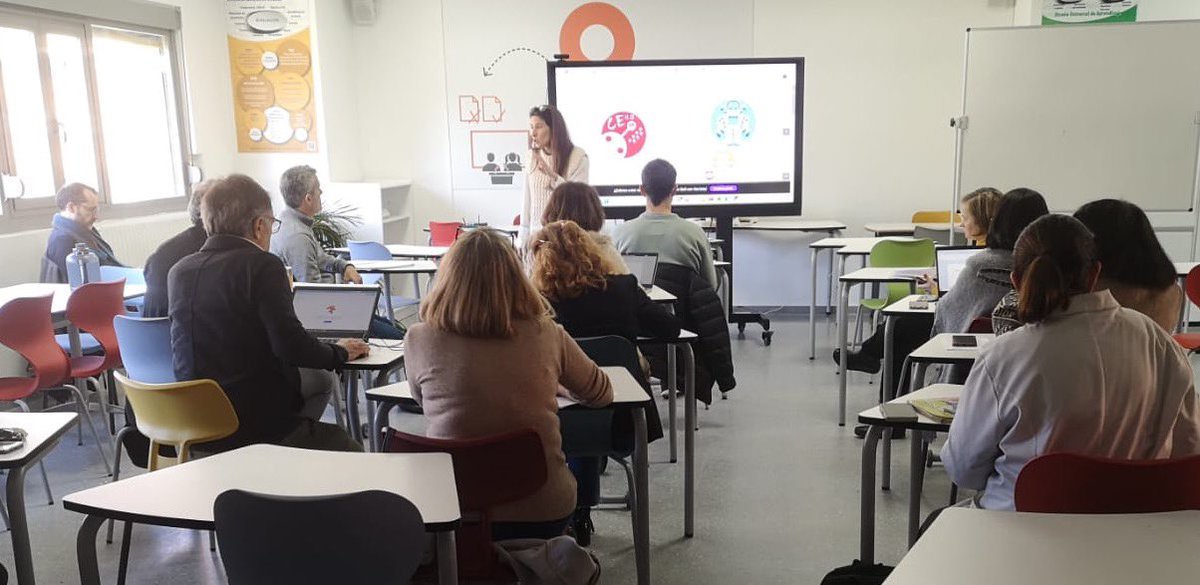 raquelariz16481's tweet photo. Terminamos la semana llevando el Pensamiento Computacional con la presentación del Programa Código Escuela 4.0 al @IesGerardoDiego del @ayto_pozuelo. Centro lleno de proyectos interesantes y claustro muy participativo. Un lujo estar hoy allí.
#CodigoEscuela4_0_Madrid
#IF_CMadrid https://t.co/FmT9lejiM4