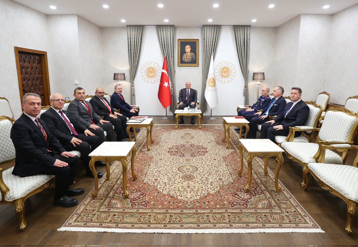 Millî Savunma Bakanı Yaşar Güler; Türkiye Emekli Uzman Erbaşlar Derneği (TEMUD) Genel Başkanı Emekli Uzman Çavuş Ali Tilkici ve beraberindeki TEMUD Yönetim Kurulu Üyeleri Emekli Uzman Çavuş Mustafa Bozça’yı, Emekli Uzman Çavuş Bülent Kantar’ı, Emekli Uzman Çavuş Ömer Tandoğdu’yu,