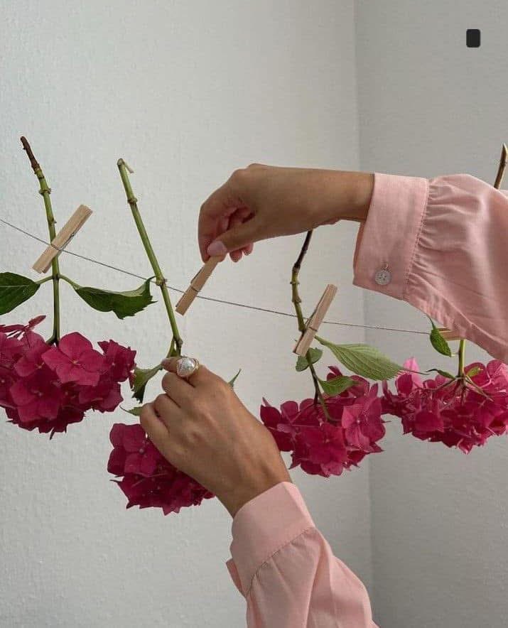 نَتحوّل إلىٰ فَراشات حِينَ يُهدىٰ لنا غُصن وَرد..