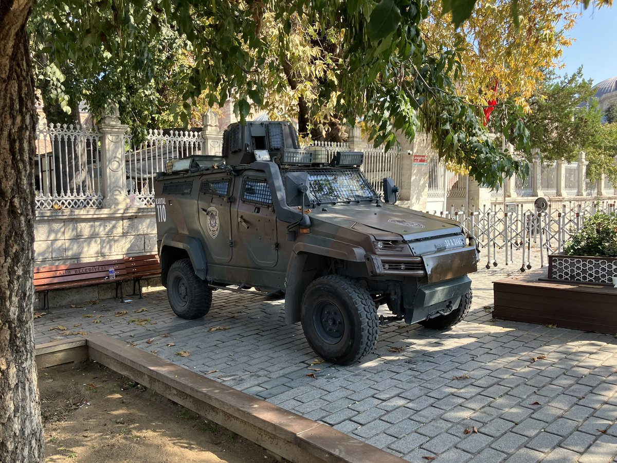 StoffelofficeCh's tweet photo. @GrenadierOwner Istanbul. Polizeifahrzeug Kartal zu deutsch Adler. https://t.co/VbvdDLukM7