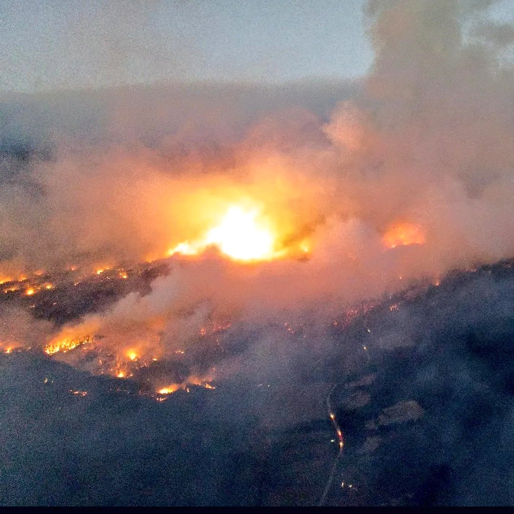 Incendio #ElBolsón. Brigadas de incendios siguen trabajando. Se evacuaron turistas del Refugio Hielo Azul y vecinos de la zona. Zonas afectadas: El Guadal, Seguel. Mallín del Medio y Zúñiga. Ruta 40 cortada. 1600ha perdidas. ¡Mucha tristeza! InfoSplif_RN