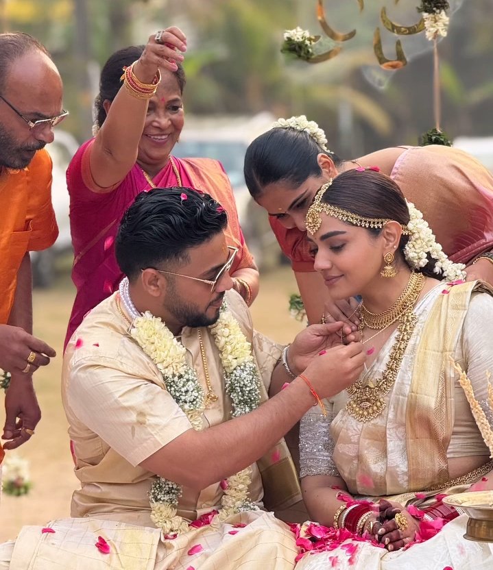 Warningitsappu's tweet photo. CONGRATULATIONS &amp; BLESSINGS BHAIYA &amp; BHABHI JI #manraa #raamanraj #raftaarwedding #raftaarwedsmanraaj
@raftaarmusic https://t.co/MbRMYuzwDT